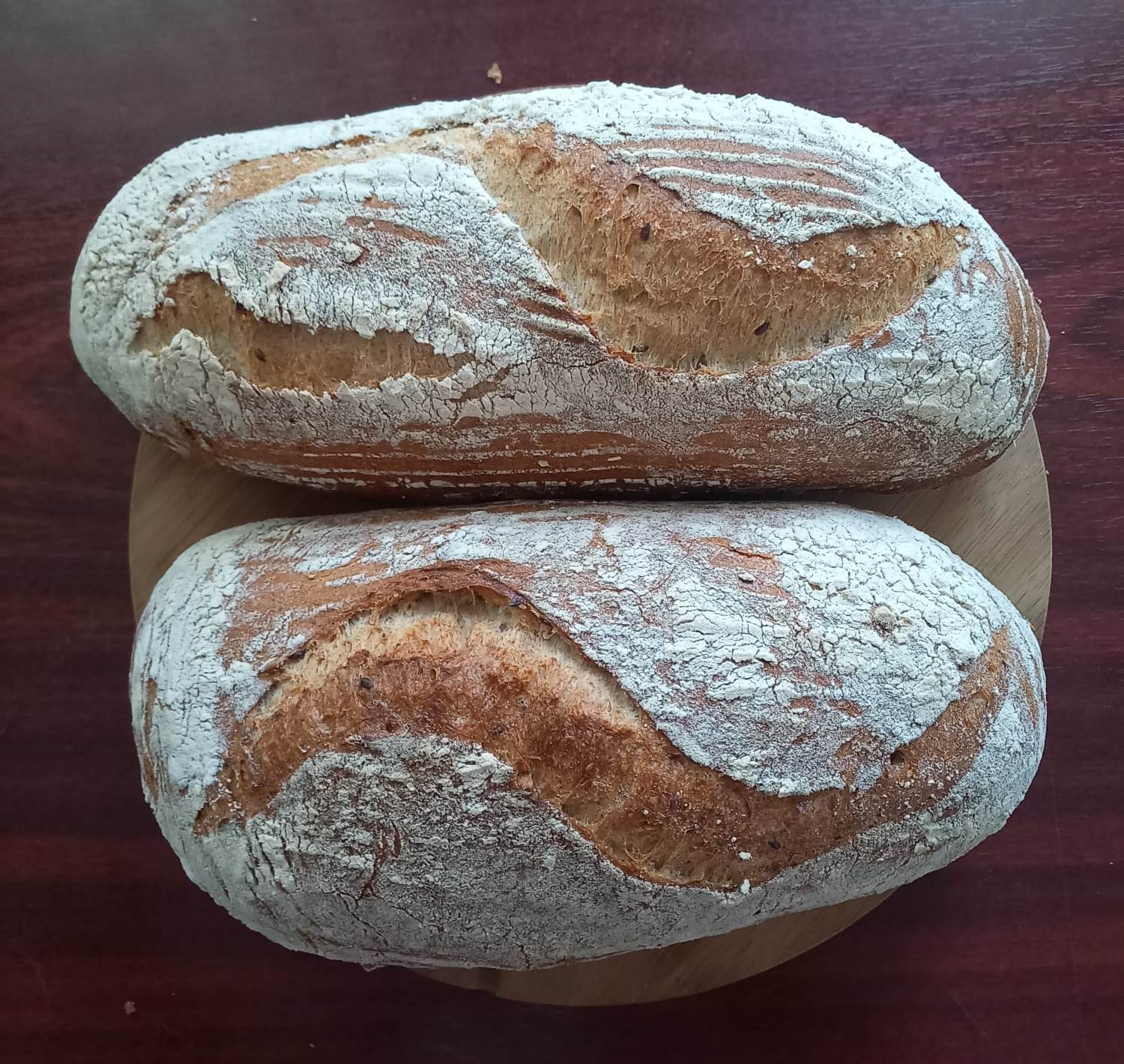 Pâine integrală de grâu cu semințe 500 g cu maia naturală și făină măcinată la moara cu pietre